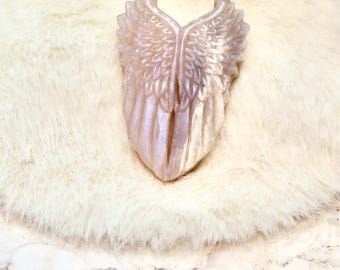 Moonstone Angel Wing – Hand-cut Gemstone (5 cm) | Symbol of Protection, Light Energy & Intuition | Spiritual Gift – Unique Piece