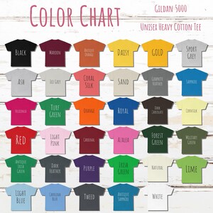 Puede incluir: Carta de colores que muestra 25 colores diferentes de camisetas de algod&oacute;n pesado unisex Gildan 5000. Los colores incluyen negro, granate, naranja antiguo, margarita, dorado, gris deportivo, ceniza, gris hielo, seda coral, arena, gris grafito, zafiro, heliconia, rojo, verde irland&eacute;s antiguo, verde c&eacute;sped, naranja, azul real, chocolate negro, seda de ma&iacute;z, rosa claro, cardenal, azalea, verde bosque, verde militar, gris oscuro, morado, verde irland&eacute;s, natural, lima, azul claro, azul carolina, tweed, zafiro antiguo y blanco.