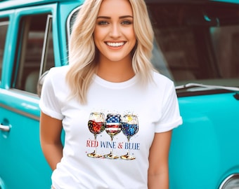 Camiseta de vino tinto y azul de estilo suave / Camiseta del 4 de julio / Camiseta amante del vino / Camiseta para julio / Regalo para bebedores de vino / Camiseta de copas de vino