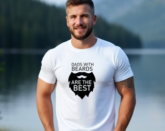Puede incluir: Camiseta blanca con un gráfico negro que dice "Dads with Beards Are The Best" y una silueta negra de una barba.