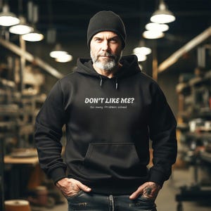 以下が含まれることがあります： 白い文字で「Don't like me? Go away Problem solved」と書かれた黒いフード付きスウェットシャツ