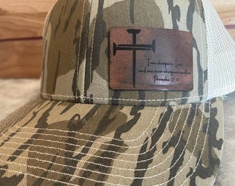 Leder Flicken Hut | Bibelvers | Laser graviert | Christliches Kreuz | Sprüche 27:17 | Personalisiert |