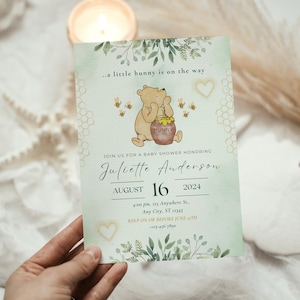 Invito classico per baby shower Winnie The Pooh, modello di invito per baby shower neutro di genere modificabile, festa per baby shower Winnie Pooh nel verde
