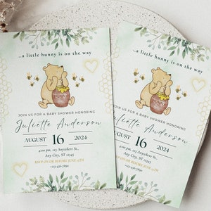 Invitación clásica para baby shower de Winnie The Pooh, plantilla editable para baby shower de género neutro, fiesta de baby shower con Winnie Pooh en tonos verdes