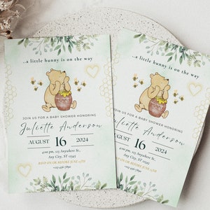 Invitación clásica para baby shower de Winnie The Pooh, plantilla editable para baby shower de género neutro, fiesta de baby shower con Winnie Pooh en tonos verdes