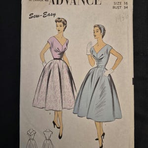 Könnte beinhalten: Advance 6675 Schnittmusterumschlag für ein Kleid mit V-Ausschnitt und weitem Rock. Die Abbildung zeigt zwei Varianten: eine mit hellviolettem Oberteil und gemustertem Rock sowie eine in einfarbigem Hellblau. Enthält Größe 16, Brustumfang 34.