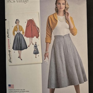 Könnte beinhalten: Simplicity Schnittmuster 8250 für ein Outfit im Stil der 1950er Jahre. Die Hülle zeigt eine senfgelbe Kurzjacke, ein weißes Oberteil und einen grauen A-Linien-Rock. Illustrationen zeigen Variationen, darunter einen roten Rock.