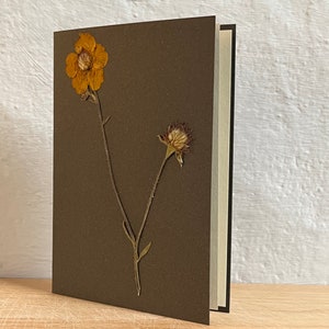 Echte gepresste Blume Grußkarte - Geum. Ideal für Geschenkkarten zum Geburtstag, Jubiläum, Hochzeit, Muttertag. Eine bleibende Erinnerung