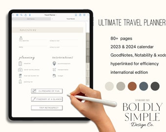 Puede incluir: Una tableta digital que muestra una plantilla de planificador de viajes con el título "ADVENTURE". La plantilla incluye secciones para la planificación, las reservas y un portapapeles divertido. El texto "ULTIMATE TRAVEL PLANNER" se muestra encima de la tableta. Los textos "80+ páginas", "calendario 2023 & 2024", "GoodNotes, Notability & xodo", "hipervínculos para la eficiencia" y "edición internacional" también se muestran. El texto "BOLDLY SIMPLE Design Co." se muestra debajo de la tableta.