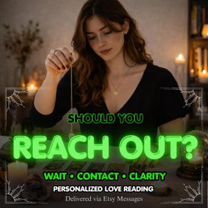 Pode incluir: Um pêndulo suspenso por uma corrente sobre um conjunto de cartas de tarot, com o texto SHOULD YOU REACH OUT? WAIT • CONTACT • CLARITY PERSONALIZED LOVE READING Delivered via Etsy Messages, num fundo pouco iluminado com velas.