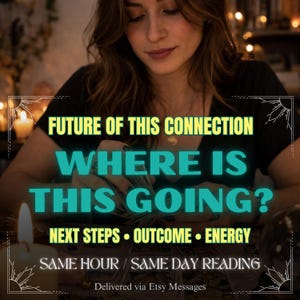 Könnte beinhalten: Eine Person mit langen braunen Haaren, die Tarotkarten hält. Text-Overlay mit der Aufschrift "FUTURE OF THIS CONNECTION, WHERE IS THIS GOING?" mit zusätzlichem Text: "NEXT STEPS • OUTCOME • ENERGY" und "SAME HOUR / SAME DAY READING".
