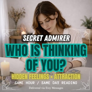 Pode incluir: Imagem com o texto "SECRET ADMIRER WHO IS THINKING OF YOU?" em turquesa e branco. A imagem também inclui o texto "HIDDEN FEELINGS • ATTRACTION" e "SAME HOUR / SAME DAY READING". Uma mulher está sentada a uma mesa com cartas de tarot.