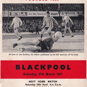 Op de afbeelding: Vintage voetbalprogramma-omslag van Southampton Football Club. Het rood-witte ontwerp toont een zwart-wit foto van een voetbalwedstrijd. Tekst bevat "Southampton Football Club" en "Blackpool".