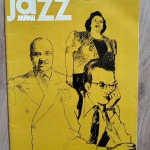 Könnte beinhalten: Ein Vintage-Cover des Jazz Journal Magazins aus dem Februar 1972 mit einer Schwarzweißillustration von drei Personen. Der Titel des Magazins ist in weißen Buchstaben auf gelbem Hintergrund. Der Text "February 1972 Vol 25 No 2" und "20p" ist oben auf dem Cover in Schwarz gedruckt.