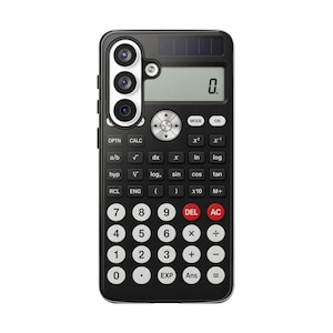 Op de afbeelding: Een zwarte, rechthoekige smartphonehoes ontworpen als een wetenschappelijke rekenmachine. De achterkant heeft een digitaal display met 0, een zonnepaneel, een ronde navigatieknop en een raster van knoppen met cijfers en wiskundige functies.