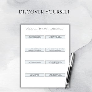 以下が含まれることがあります： 「Discover My Authentic Self」というタイトルの印刷可能なワークシートと、自己発見のための肯定的な言葉のリスト。肯定的な言葉は、薄い灰色の背景に白いテキストで書かれています。