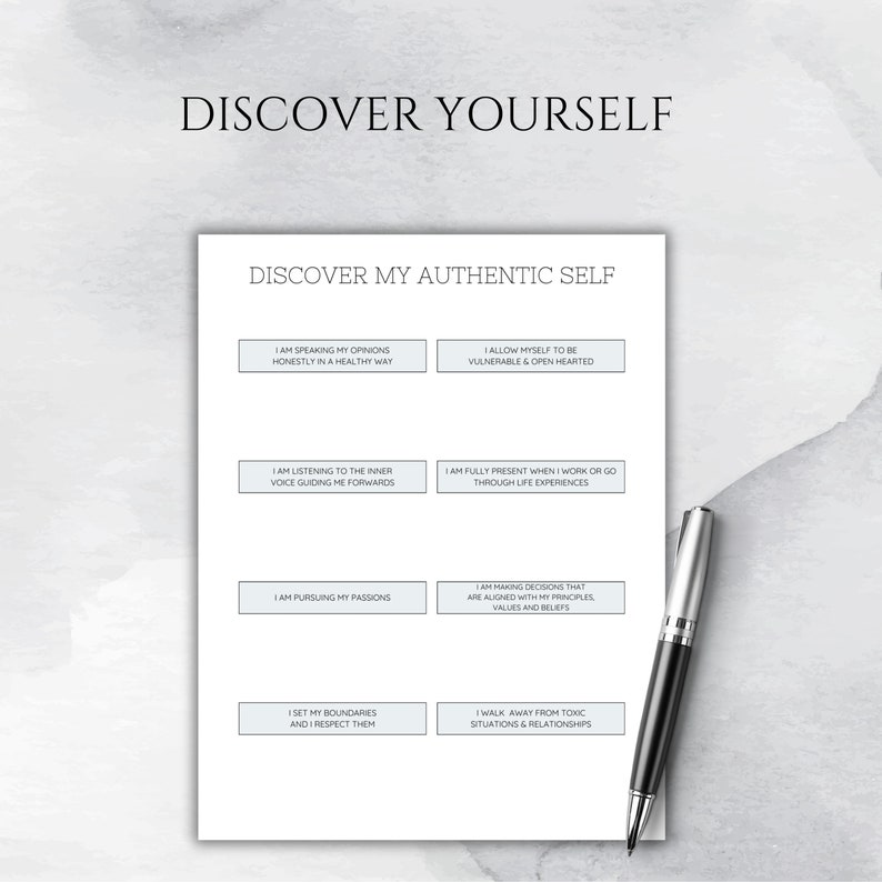 以下が含まれることがあります： 「Discover My Authentic Self」というタイトルの印刷可能なワークシートと、自己発見のための肯定的な言葉のリスト。肯定的な言葉は、薄い灰色の背景に白いテキストで書かれています。