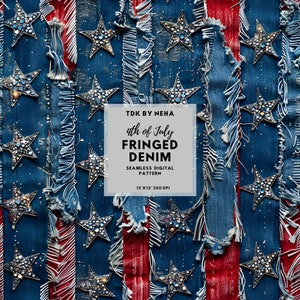 Puede incluir: Un patrón digital sin costuras que presenta una bandera estadounidense de mezclilla desgastada con rayas rojas y blancas y estrellas adornadas con diamantes de imitación. El texto "TDK BY NEHA 4th of July FRINGED DENIM SEAMLESS DIGITAL PATTERN 12'X12' 300 DPI" está impreso en un rectángulo blanco.