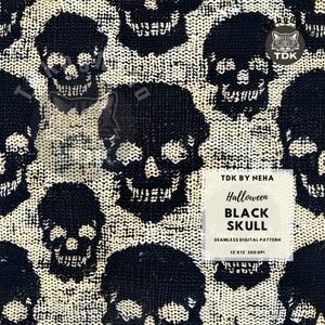 Puede incluir: Un patrón digital sin costuras que presenta siluetas de cráneos negros sobre un fondo blanco de punto. El patrón mide 30,48 cm por 30,48 cm y 300 DPI. El texto "TDK BY NEHA Halloween BLACK SKULL" se encuentra en la esquina inferior derecha de la imagen.