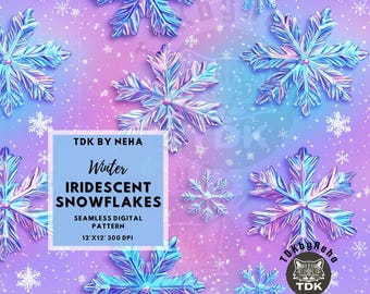 Può includere: Un motivo digitale senza cuciture con fiocchi di neve iridescenti su uno sfondo sfumato rosa e blu. Il motivo misura 12 pollici per 12 pollici e 300 DPI. Il testo "TDK BY NEHA Winter IRIDESCENT SNOWFLAKES" è al centro dell'immagine.