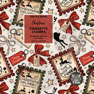 Op de afbeelding: Een naadloos digitaal patroon met kerstpostzegels, strikken, labels en sterren. De postzegels hebben een rood-groene geruite rand met rendieren en de tekst "Christmas Delivery" en "The North Pole". Het patroon is 30,48 cm x 30,48 cm groot.