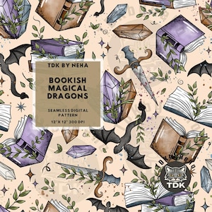 Puede incluir: Un patrón digital sin costuras con libros abiertos, cristales, dagas y dragones con forma de murciélago. El diseño incluye el texto "Bookish Magical Dragons" y mide 30,48 cm x 30,48 cm a 300 DPI. La paleta de colores incluye tonos de morado, marrón y beige.