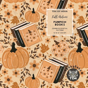 Op de afbeelding: Een naadloos digitaal patroon met oranje pompoenen, bruine boeken en kleine bloemen op een lichtbruine achtergrond. De tekst luidt: TDK BY NEHA, Fall/Autumn, PUMPKIN BOOKS, SEAMLESS DIGITAL PATTERN, 30,48 cm x 30,48 cm 300 DPI.