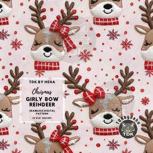Puede incluir: Un patrón digital sin costuras que presenta un lindo reno de dibujos animados con un lazo rojo y una bufanda de cuadros rojos y blancos. El fondo es rosa con lunares rojos y copos de nieve blancos. El texto "TDK BY NEHA", "Christmas Girly Bow Reindeer", "Seamless Digital Pattern", y "12'X12' 300 DPI" está incluido en la imagen.
