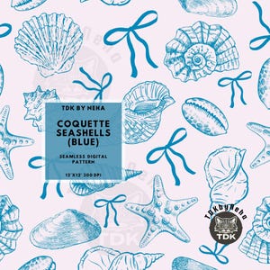 Può includere: Motivo digitale senza cuciture con conchiglie blu, stelle marine e fiocchi su uno sfondo rosa chiaro. Il testo "Coquette Seashells (Blue)" è al centro del motivo.