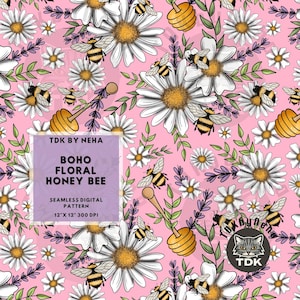 Op de afbeelding: Een naadloos digitaal patroon met een roze achtergrond, witte madeliefjes, bijen, honingdippers en lavendel. Het ontwerp bevat de tekst "BOHO FLORAL HONEY BEE" en meet 30,48 cm x 30,48 cm bij 300 DPI.