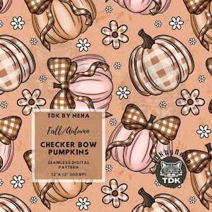 Könnte beinhalten: Nahtloses digitales Muster mit Kürbissen, Karobögen und floralen Akzenten. Die Kürbisse sind in Rosa und Beige gehalten, mit braunen und weißen Karobögen. Der Hintergrund ist pfirsichfarben. Der Text lautet "Fall/Autumn" und "Checker Bow Pumpkins".