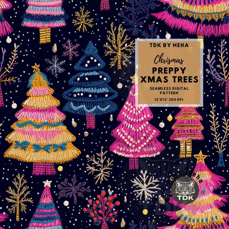 Pu&ograve; includere: Un motivo digitale senza cuciture che presenta una variet&agrave; di alberi di Natale colorati con dettagli di ricamo rosa, blu, oro e bianco. Lo sfondo &egrave; blu scuro con fiocchi di neve bianchi e glitter dorati. Il testo "TDK BY NEHA Christmas Preppy Xmas Trees Seamless Digital Pattern 12'X12' 300 DPI" &egrave; in un rettangolo dorato nella parte superiore dell'immagine.