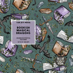 Könnte beinhalten: Nahtloses digitales Muster mit offenen Büchern, Kristallen, Dolchen und Fledermäusen auf teal-farbenem Hintergrund. Der Text "BOOKISH MAGICAL DRAGONS" ist zu sehen. Das Muster ist 30.48 cm x 30.48 cm bei 300 DPI.