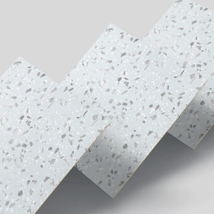 Peut inclure: Trois carreaux carrés bleu clair avec un motif moucheté blanc et gris.