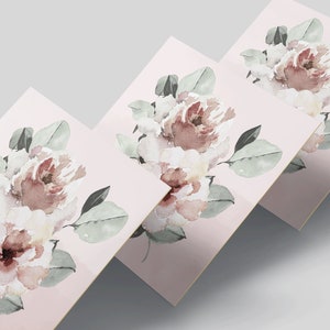 Puede incluir: Tres impresiones florales de acuarela rosa y blanca con hojas verdes sobre un fondo rosa claro.