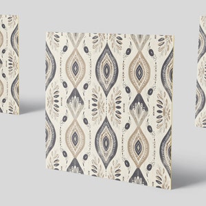Op de afbeelding: Een naadloos patroon met een herhalend ontwerp van gestileerde traanvormen in beige, bruin en grijze tinten op een witte achtergrond.