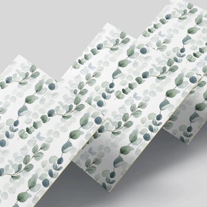Może przedstawiać: Trzy arkusze białego papieru z powtarzającym się wzorem zielonych liści i gałęzi eukaliptusa w akwareli. Liście są w różnych odcieniach zieleni i błękitu.