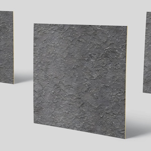 Könnte beinhalten: Drei quadratische Stücke aus grauem, strukturiertem Material, jedes mit einer rauen, unebenen Oberfläche. Die Stücke sind versetzt angeordnet, wobei das mittlere Stück im Vordergrund liegt.