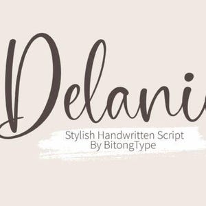 Può includere: Grafica digitale con la parola "Delanie" in un elegante carattere scritto a mano. Sotto, il testo "Stylish Handwritten Script By BitongType" è posto su uno sfondo bianco a pennellate, il tutto su uno sfondo beige neutro.