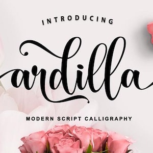 Pode incluir: Design gráfico com a palavra "ardilla" em elegante escrita preta, com o texto "Introducing" acima e "Modern Script Calligraphy" abaixo. Rosas cor-de-rosa e elementos florais cor-de-rosa emolduram o texto sobre um fundo branco.