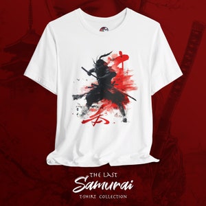 Op de afbeelding: Wit T-shirt met een zwarte en rode afbeelding van een samoerai-krijger die een zwaard vasthoudt. De afbeelding is in aquarelstijl. De tekst "The Last Samurai" en "T-shirt Collection" staat onder de afbeelding.