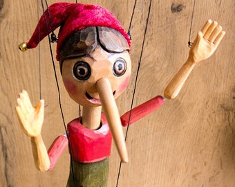 Pinocchio aus Holz mit rotem Hut