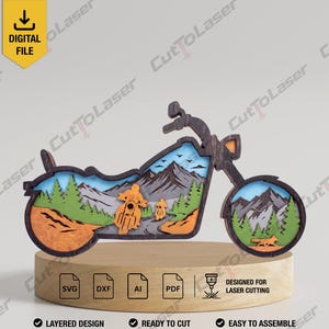 Peut inclure: Une décoration murale en bois multicouche en forme de moto représentant un paysage avec des montagnes, des pins et deux motocyclistes. Le design inclut un petit renard dans la roue avant et est fourni sous forme de fichier numérique pour découpe laser.
