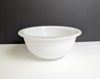 Vintage 322 Pyrex White Bowl with Clear Bottom 1L Mixing Bowl