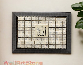 Puede incluir: Una impresión de arte islámico enmarcada en negro y dorado sobre fondo blanco. La impresión presenta una cuadrícula de caligrafía árabe con la palabra "Allah" en el centro.