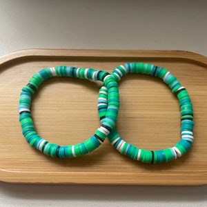 Grünes kombiniertes Tonperlen Armband, Tonperlenarmband, handgefertigt, Geschenk, Armband, Perlenarmband, Stretcharmband, gemischt