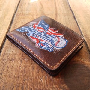 Tarjetero de cuero hecho a mano – Diseño de bandera estadounidense y béisbol – Billetera delgada – Regalo único para hombres – Billetera minimalista