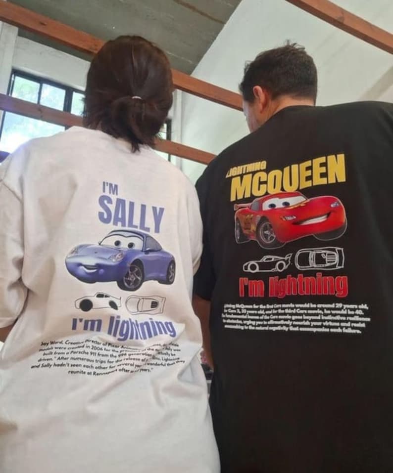 IMSALLY & MCQUEEN T-shirt unisexe oversize avec détails de voiture Sweatshirts pour couple Conçu par Palagroup Pala Textile 2 pièces image 2