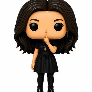 Peut inclure: Une figurine de collection en vinyle aux cheveux brun foncé, vêtue d'une robe noire à manches courtes, de leggings noirs et de bottines noires. La figurine porte un collier pendentif doré, une petite boucle d'oreille et un doigt sur ses lèvres.