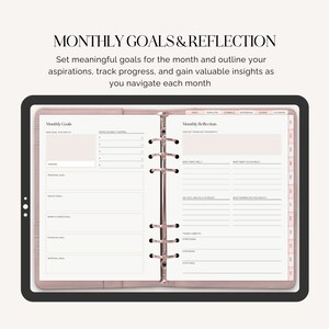 Puede incluir: Una agenda rosa con una secci&oacute;n para objetivos mensuales y reflexi&oacute;n. La agenda tiene un encuadernado de anillas doradas y est&aacute; abierta en las p&aacute;ginas de objetivos mensuales y reflexi&oacute;n. Las p&aacute;ginas est&aacute;n divididas en secciones para objetivos, pasos para que suceda, c&oacute;mo fueron las cosas este mes, qu&eacute; sali&oacute; bien, qu&eacute; no sali&oacute; tan bien, &iquest;me sent&iacute; mentalmente en paz?, &iquest;qu&eacute; me sorprendi&oacute; este mes?, cosas que necesito empezar a hacer, dejar de hacer y seguir haciendo.